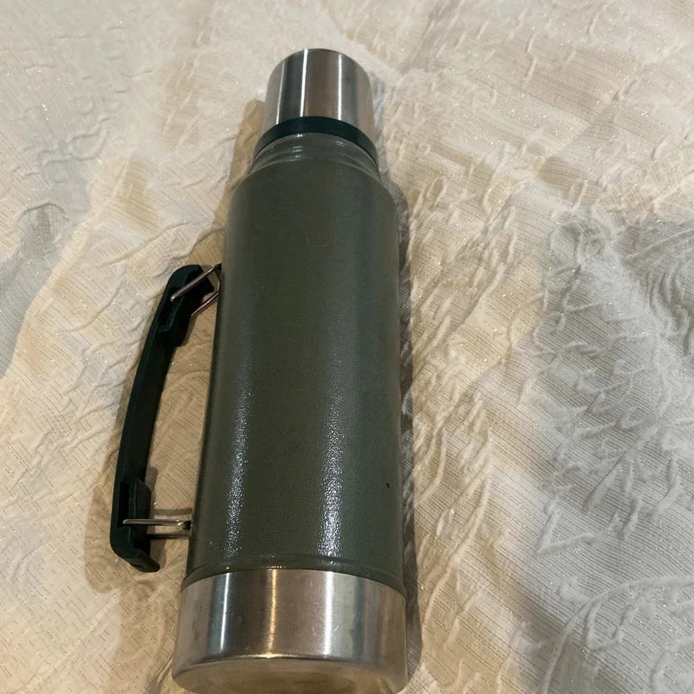VTG Stanley Green Vacuum Thermos  W/ Stopper & Cup 1.1 Quart EN 12546-1 USA‎ - Picture 5 of 9
